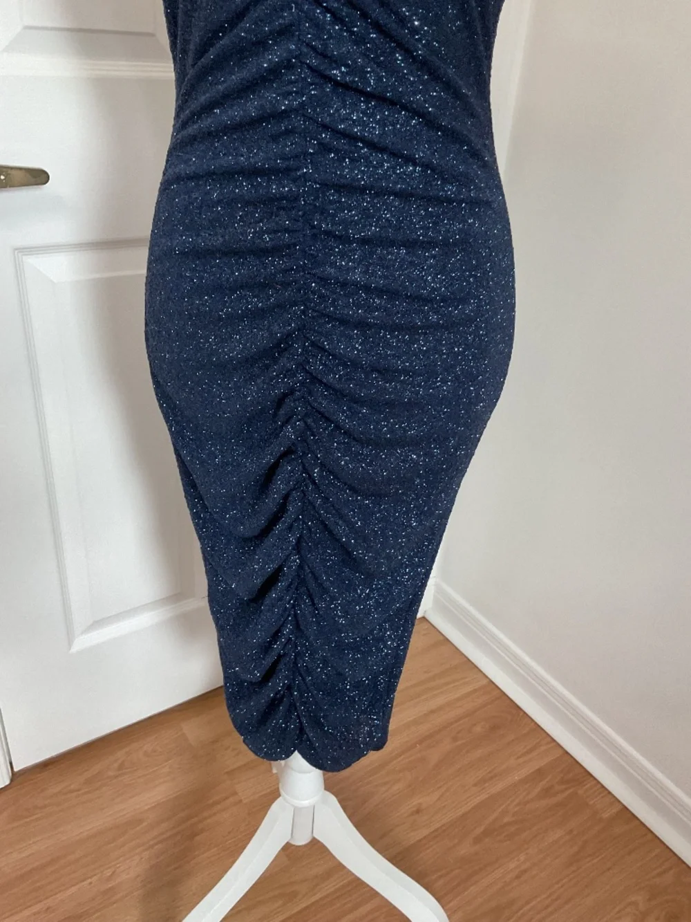 🤩Lovely Day Starlett Ruched Shimmer Midi Dress - size L - Picture 4 of 6